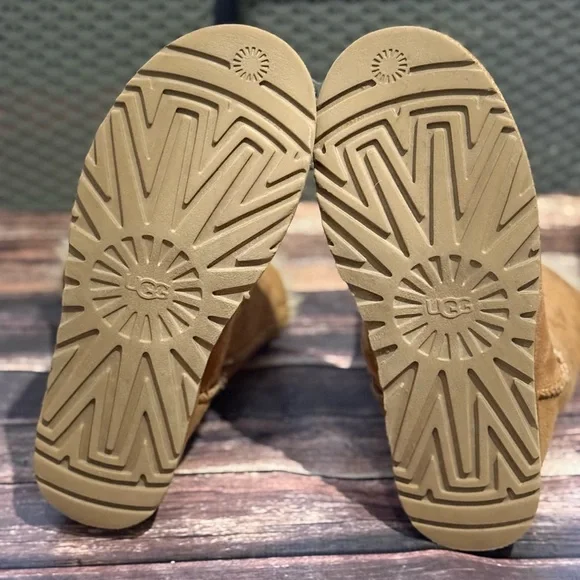 UGG Bailey Bow Boot - Picture 8 of 9